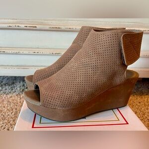 Pierre Dumas Women’s Shoes Size 8.5.